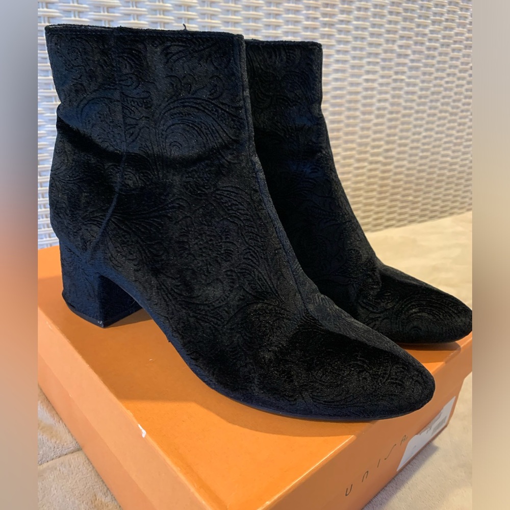 Unisa Black Velvet bootie size 9